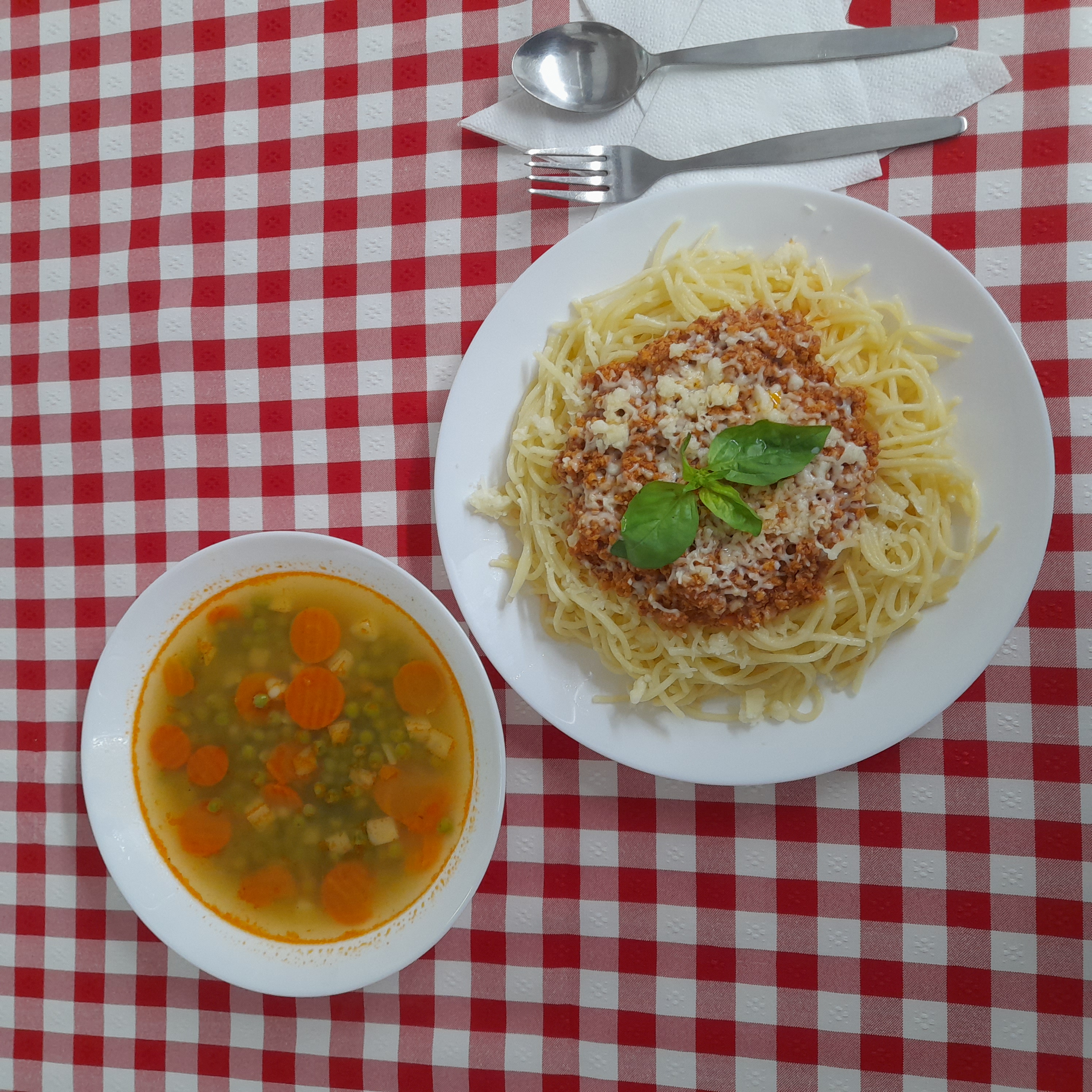 Zöldborsóleves kiskagyló tésztával, Bolognai spagetti sajtszórattal, 