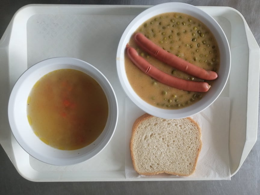 Vajgaluskaleves, Zöldborsófőzelék sült bécsi rudacskával, Félbarna kenyér