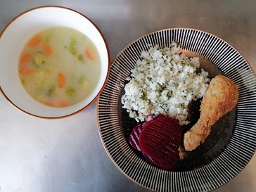 Kelbimbóleves, Rántott csirkecomb petrezselymes rizzsel, Savanyúság