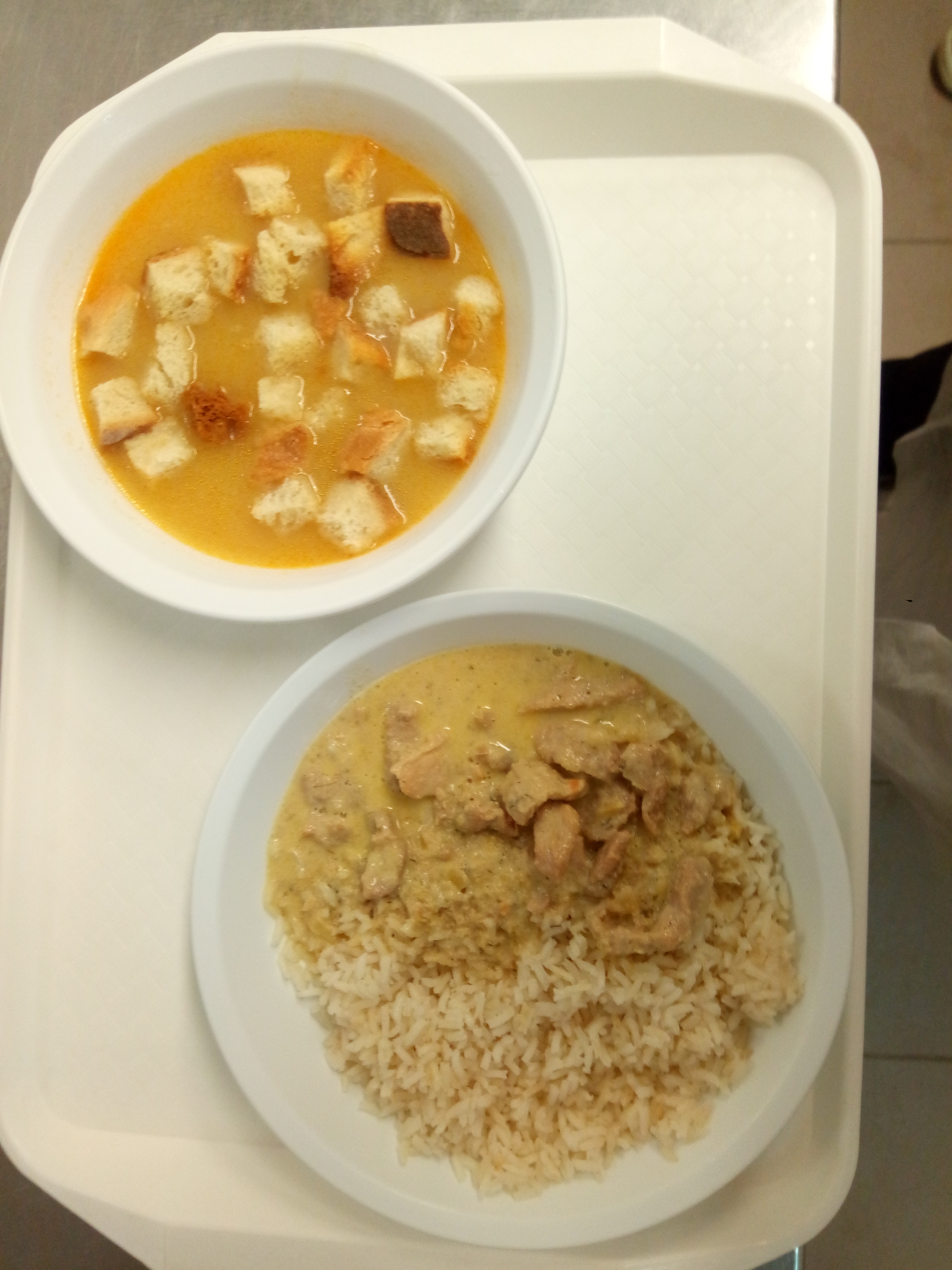 Rántott leves kenyérkockával, Tejszínes-kapros tokány, rizs köret