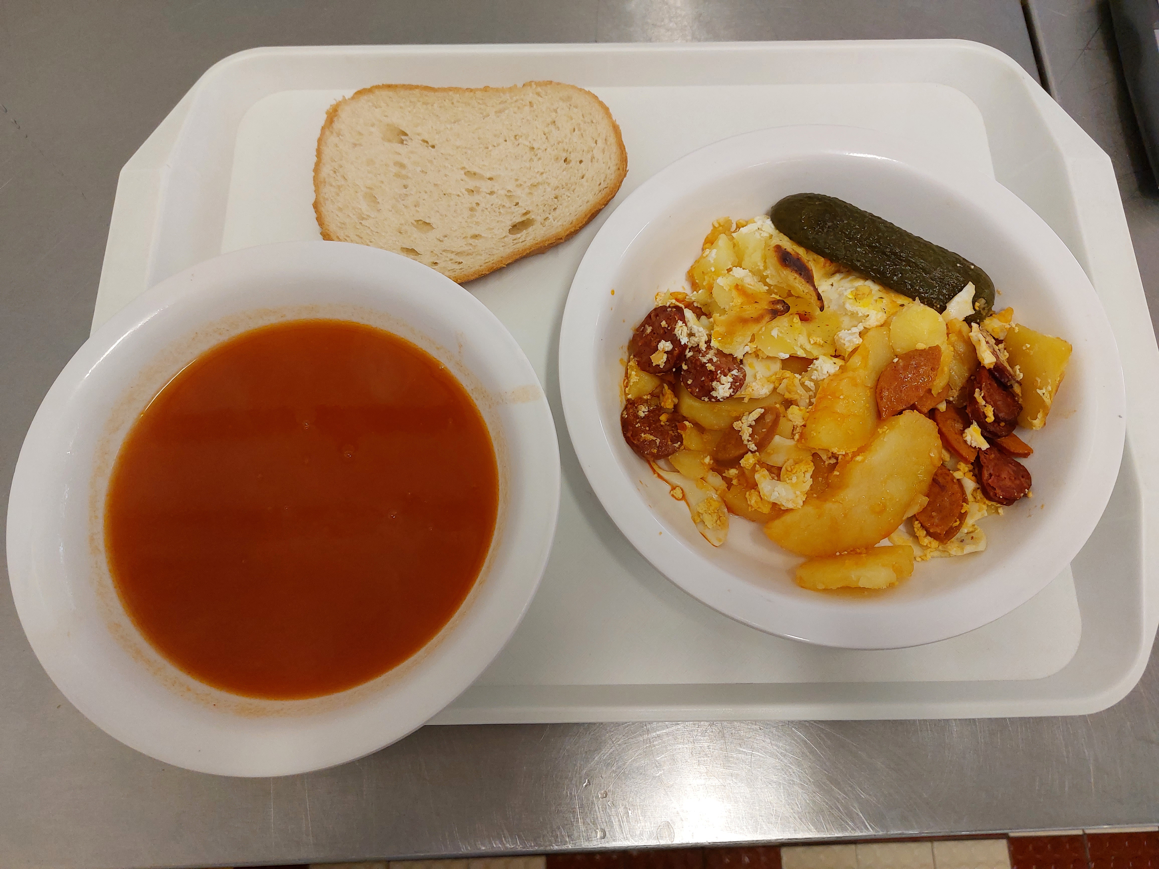 Paradicsomleves, Rakott burgonya, Savanyúság, Teljes kiőrlésű kenyér