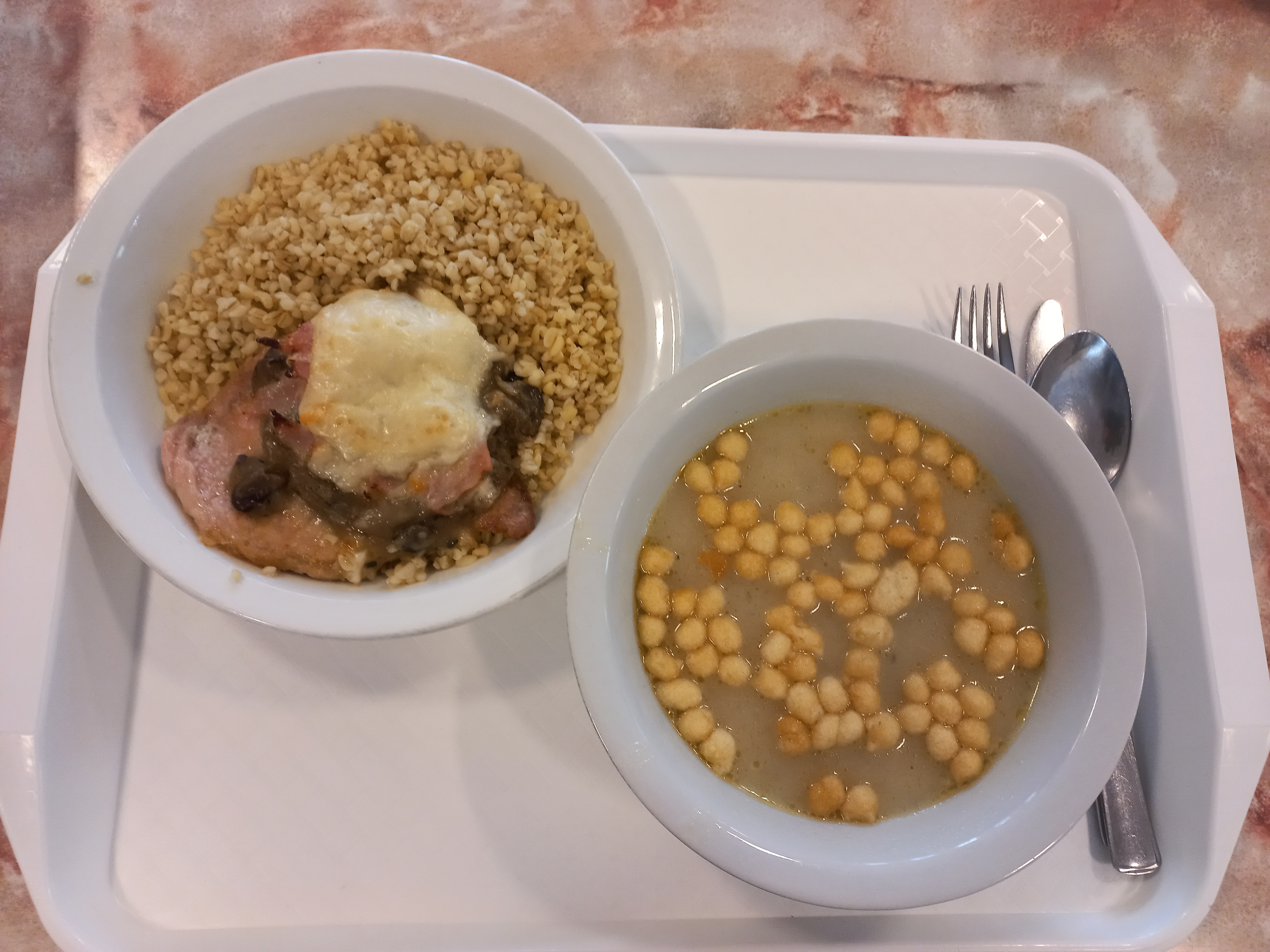 Hagymakrémleves, levesgyönggyel, Óvári sertésszelet, bulgur