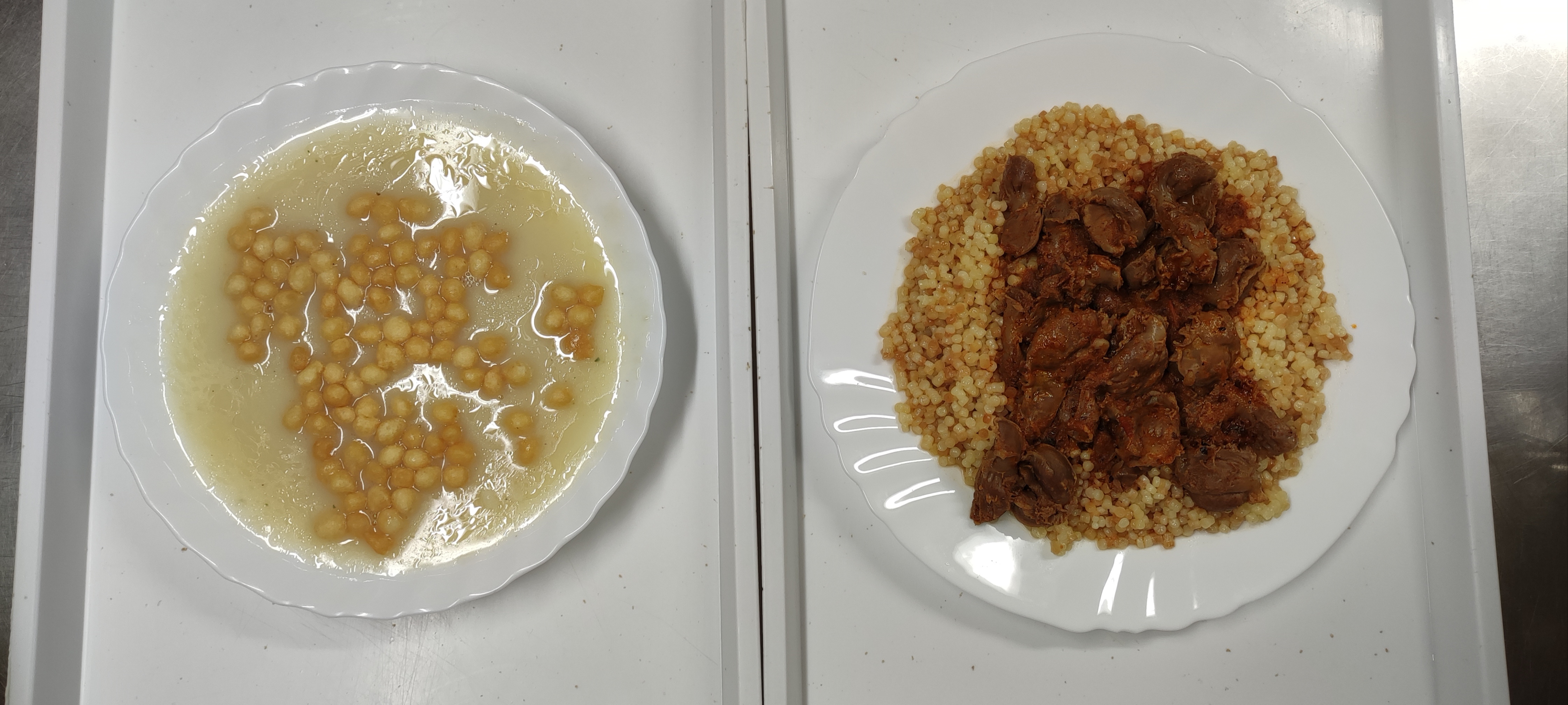 Zellerkrémleves + levesgyöngy, Zuzapörkölt+ tarhonya