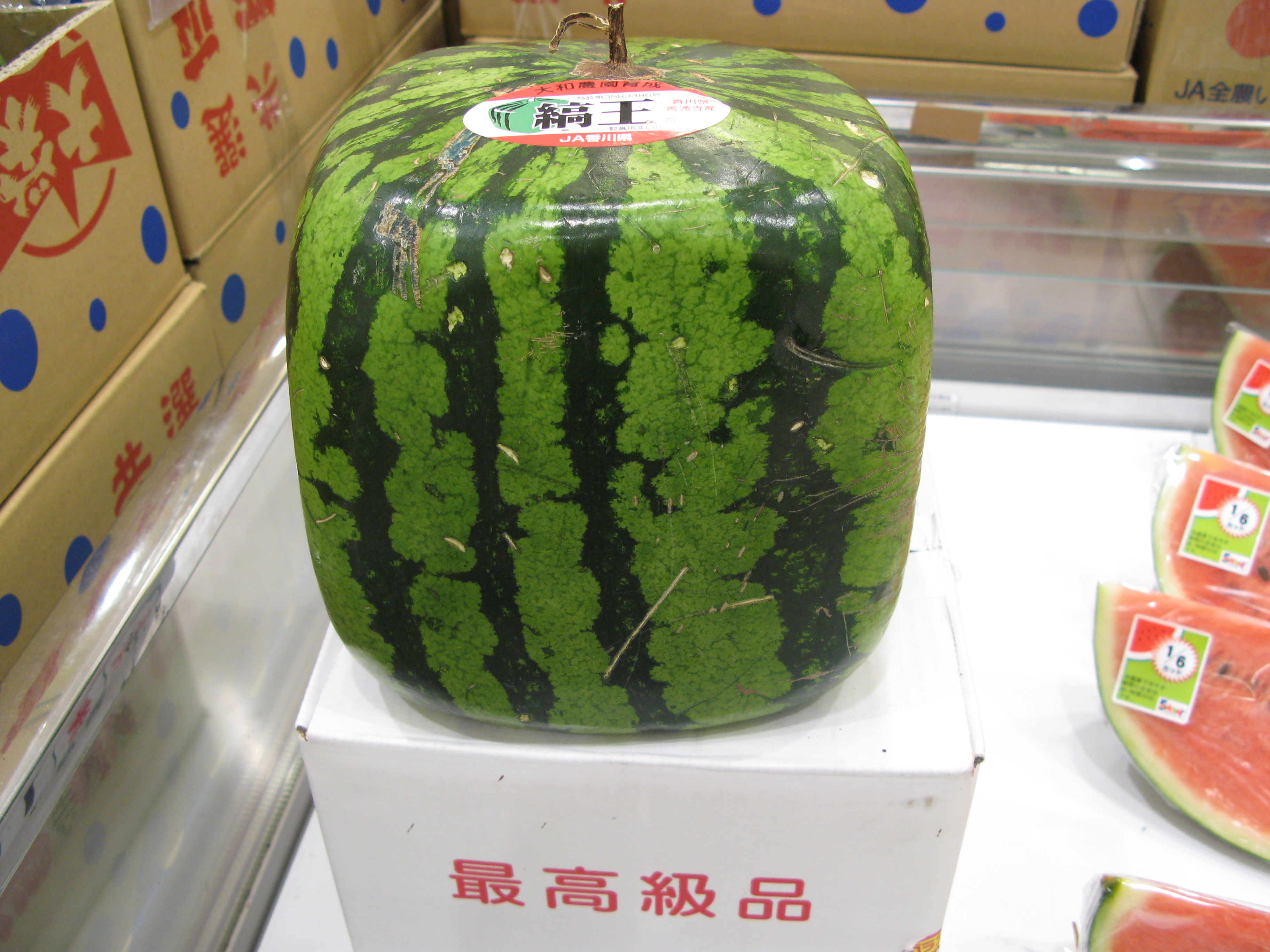 Igazi különlegesség a japán szögletes görögdinnye, amit formába növesztéssel érnek el.