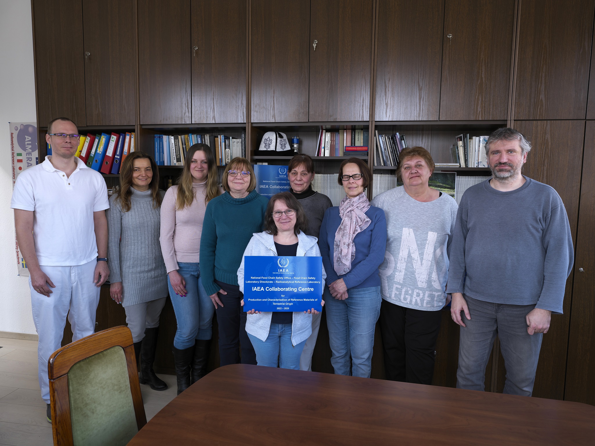 A Nébih ÉLI munkatársai a NAÜ kék táblával (2022-2026)