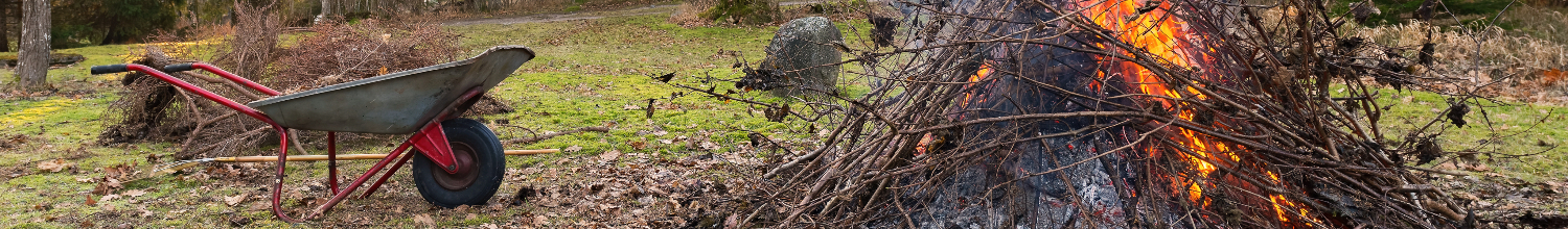 gallyégetés kertben, talicska